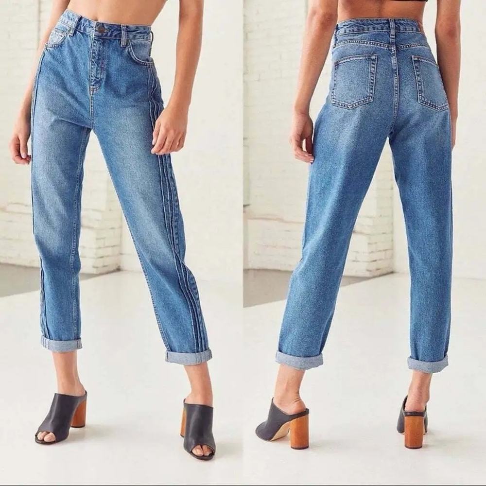 High-Rise Relaxed Mom Jeans in Medium Blue